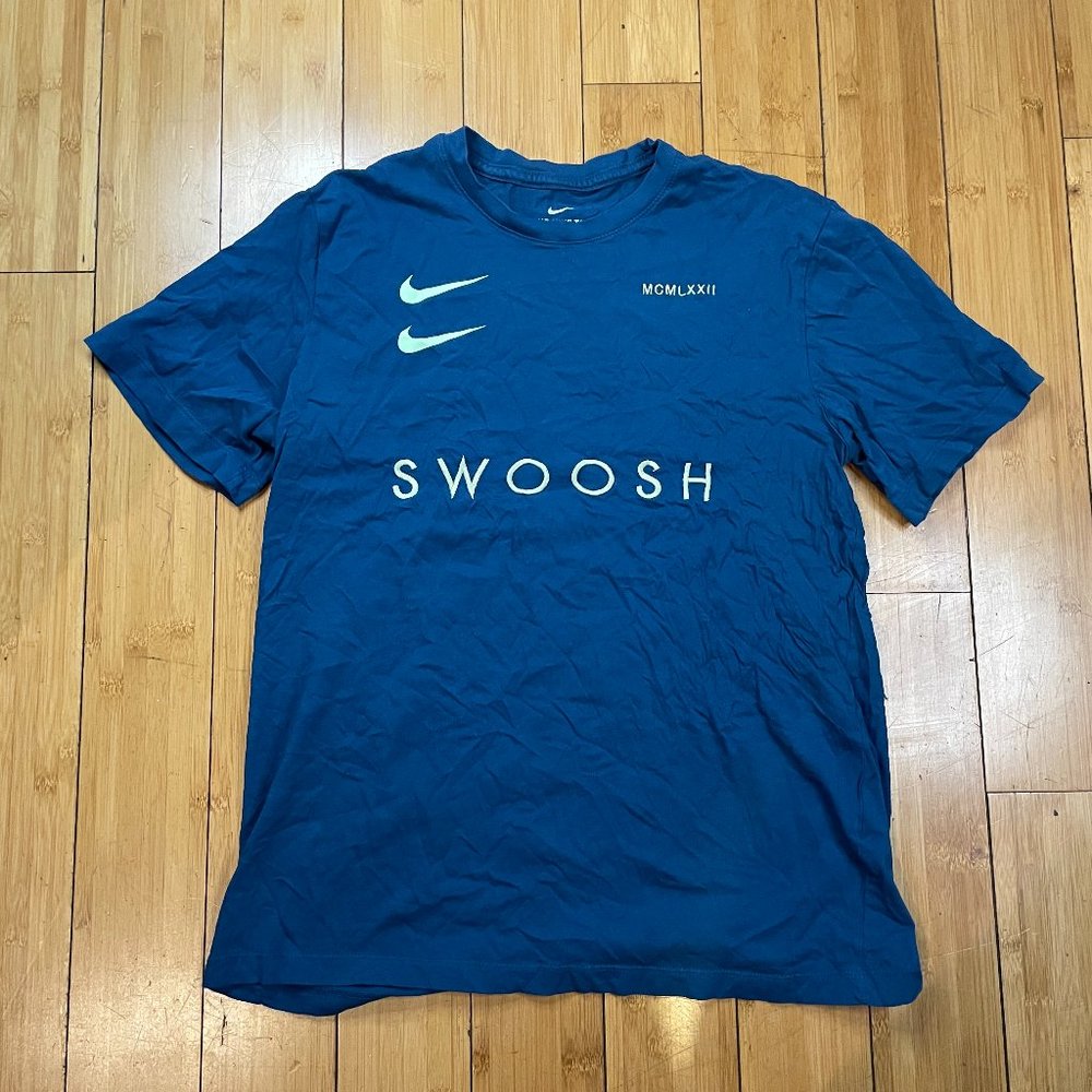 Nike The Y2K Tee Embroidered MCMLXXII Double Swoosh Graphic T-Shirt men Sz XL